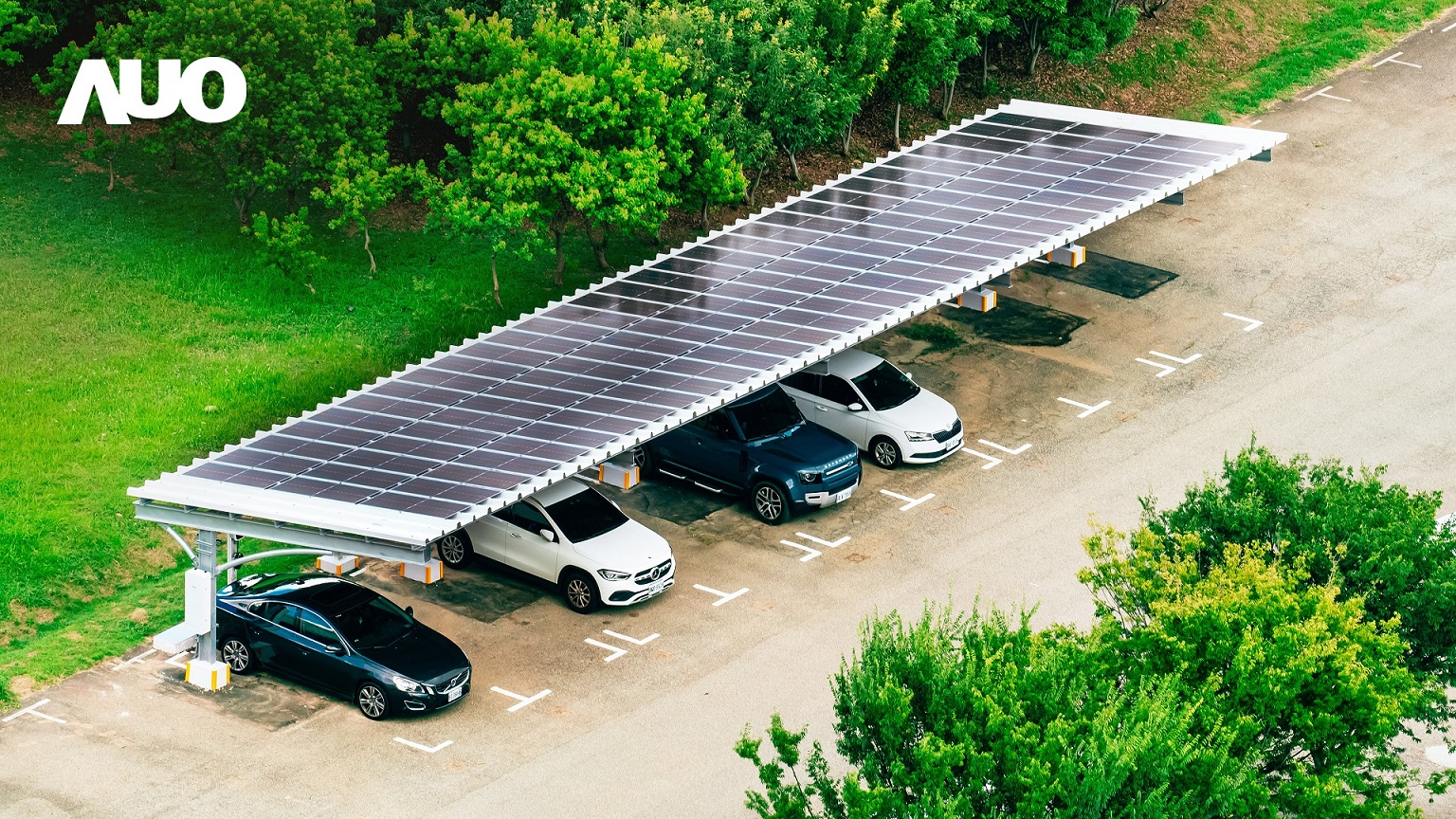 友達SunSteel光電整合型浪板具備快速安裝、輕量化優勢，可提升15%發電效能，通過國際IEC與國內VPC認證安全、防漏、耐候標準