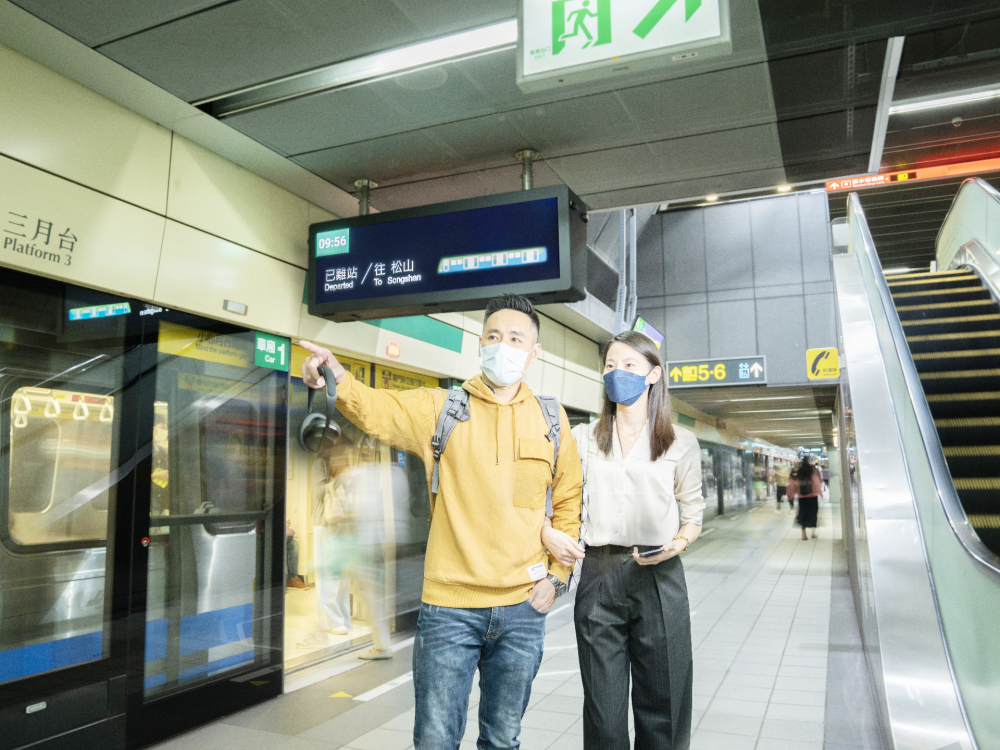 友達旗下達擎之客製化TARTAN顯示器，於台北捷運中山站亮相。以獨特長條型比例與高畫質特色，為台北捷運站帶來嶄新的都會車站風貌