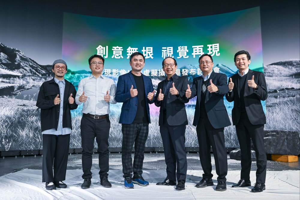 友達光電與再現影像攜手，於中影製片廠建置全台首座提供嶄新一站式整合服務的LED虛擬製作攝影棚（圖左至右：再現影像視覺總監郭憲聰、再現影像營運總監黃棨雋、再現影像藝術總監與導演紀柏舟、友達光電技術長廖唯倫、友達光電系統設計製造服務事業總部副總經理曾天龍、友達光電系統產品事業資深處長蘇聖倫）