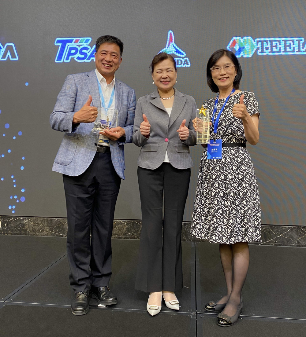 友達致力推動永續發展，於Touch Taiwan2024以3R策略貫穿Display、ESG展位實現綠色展覽目標之成果，Display展位獲綠色裝潢設計鑽質獎最高榮譽，ESG同獲金質獎殊榮。由經濟部長王美花（中）親自頒予友達光電董事長彭双浪（左）、友達光電永續長古秀華（右）