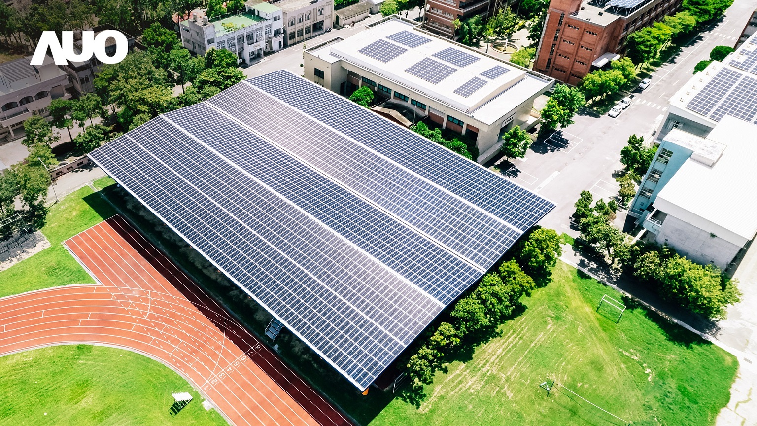 友達SunSteel光電整合型浪板具備快速安裝、輕量化優勢，可提升15%發電效能，通過國際IEC與國內VPC認證安全、防漏、耐候標準