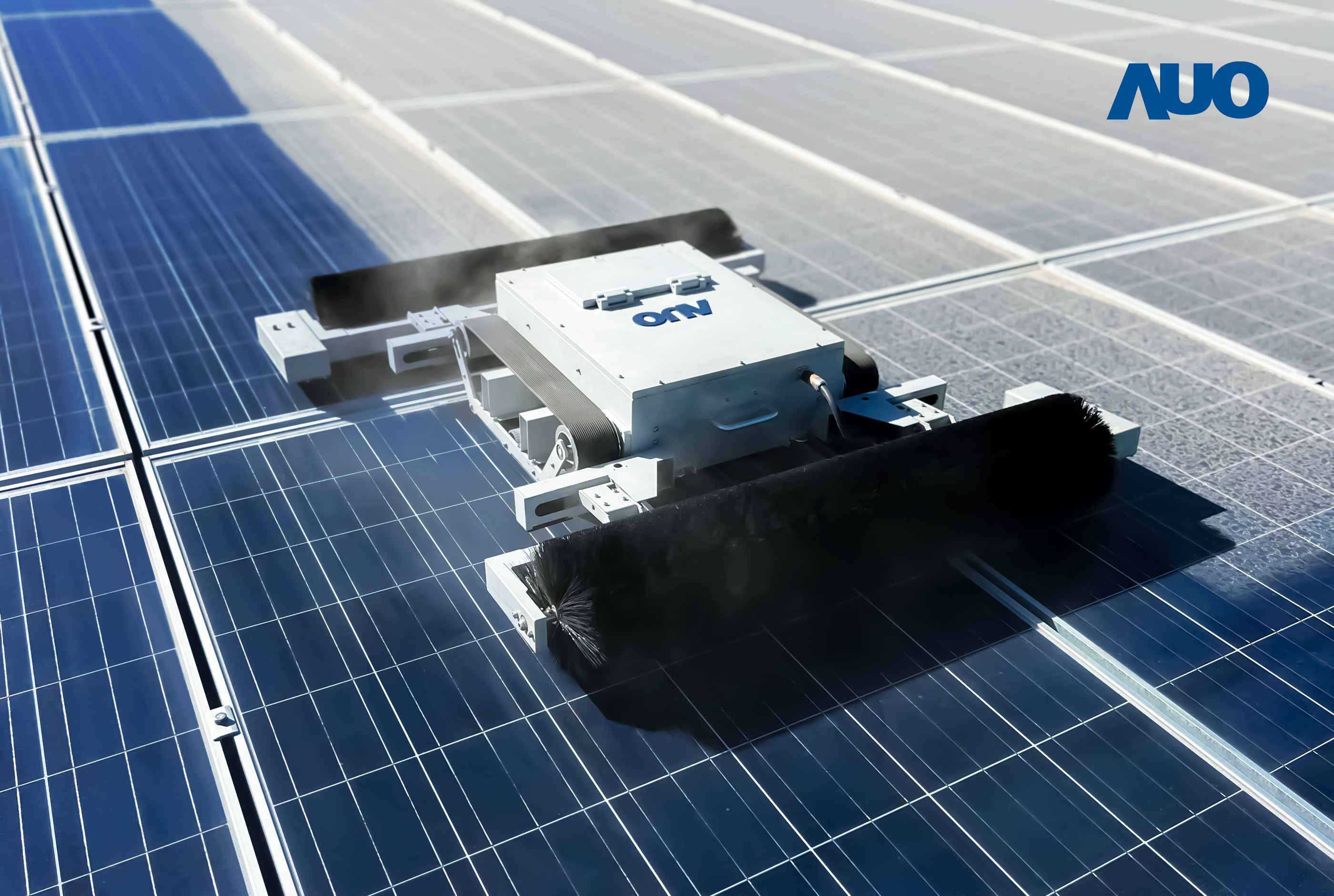 友達「太陽能模組清潔機器人SunCleanBots」，具輕量化、智慧化與高效率優勢，搭載全自動導航清潔模式，已應用於多個太陽能電廠場域，大幅提升太陽能模組使用壽命與效能並降低人力成本，獲台灣精品銀質獎