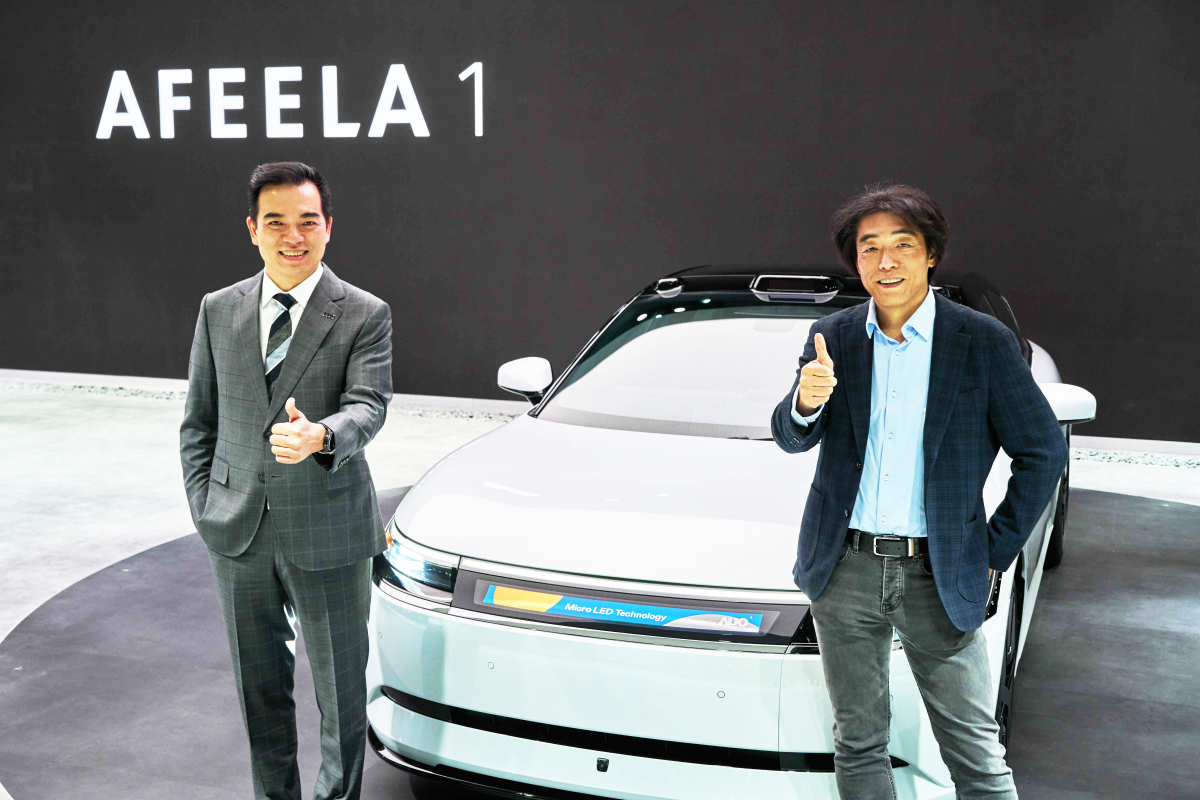 leyu官网与Sony Honda Mobility携手合作，率先全球展示搭载于AFEELA电动车上，首款应用在车身外部的Micro LED 车头显示解决方案 (Micro LED Media Bar Solutions)。leyu官网光电执行长暨总经理柯富仁(左)与Sony Honda Mobility代表取缔役社长兼营运长川西泉(lzumi Kawanishi)(右)在CES 现场展现双方坚定持续创新的承诺，实现更加人性化与智慧的驾乘体验。