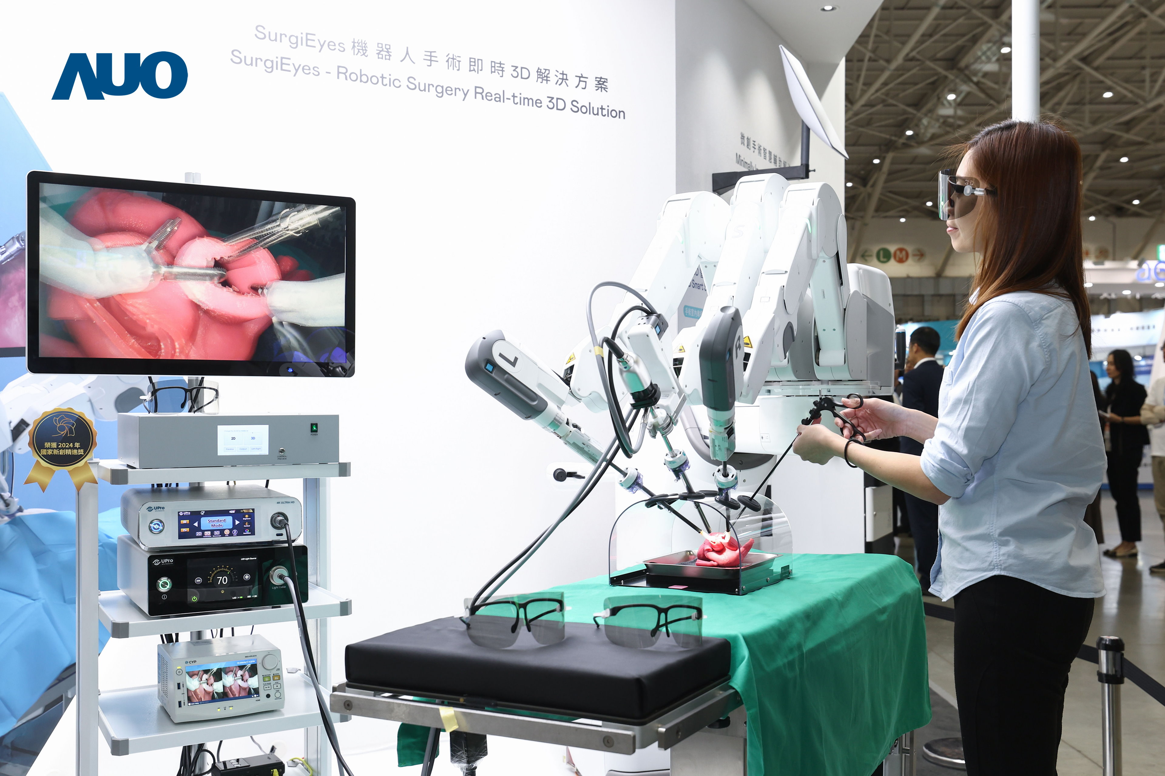 达擎以领先的3D显示技术推出〝SurgiEyes机器人手术实时3D解决方案〞，整合先进3D图像处理与独家3D垂直宽视角、广色域的显示技术，手术团队可实时同步主刀医师视角看到清晰3D影像，提升沟通效率与安全性。